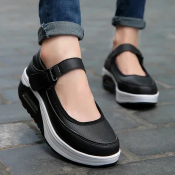 2023 Женские модные вулканизированные кроссовки на платформе, однотонные женские туфли на плоской подошве, повседневные дышащие женские кроссовки для ходьбы на танкетке Изображение