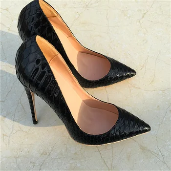 Черные женские пикантные вечерние туфли с эффектом крокодила на высоком каблуке, модные туфли-лодочки без застежки с острым носком, женская дизайнерская обувь большого размера Изображение
