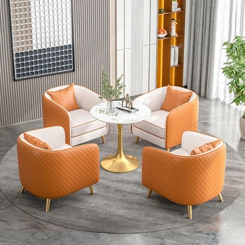 Согласование сочетания столов, стульев и диванов для отдыха на вилле из ротанга на открытом воздухе Изображение