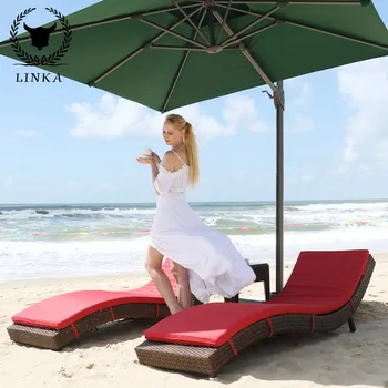 Шезлонг у открытого бассейна, пляжный стул из ротанга, солнцезащитный крем, сад во внутреннем дворе, кровать для отдыха на открытом воздухе в отеле Изображение