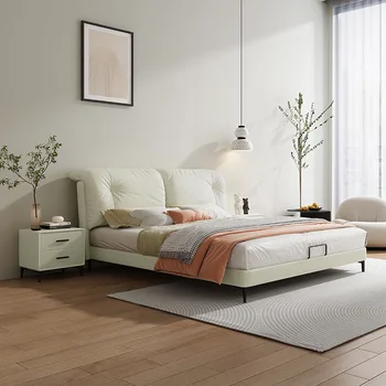 Современная и лаконичная главная спальня с двуспальной тканью, светлой роскошной двуспальной кроватью advocate lie big Изображение